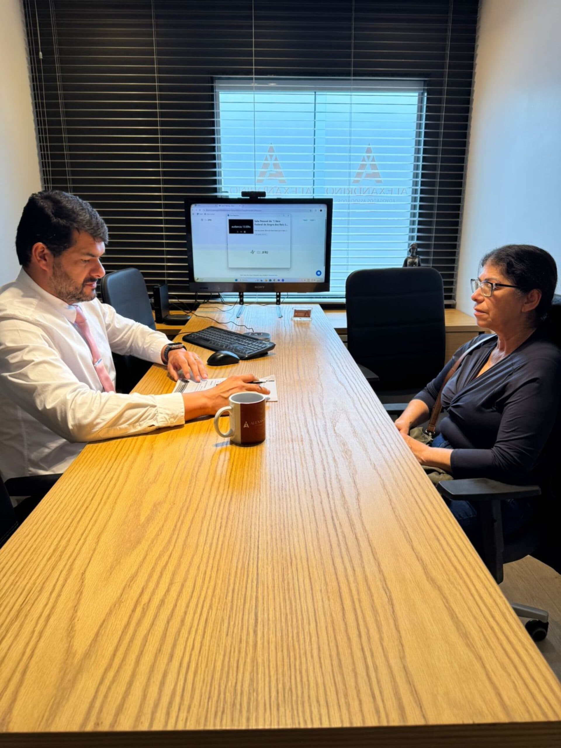 Advogados em reunião com cliente